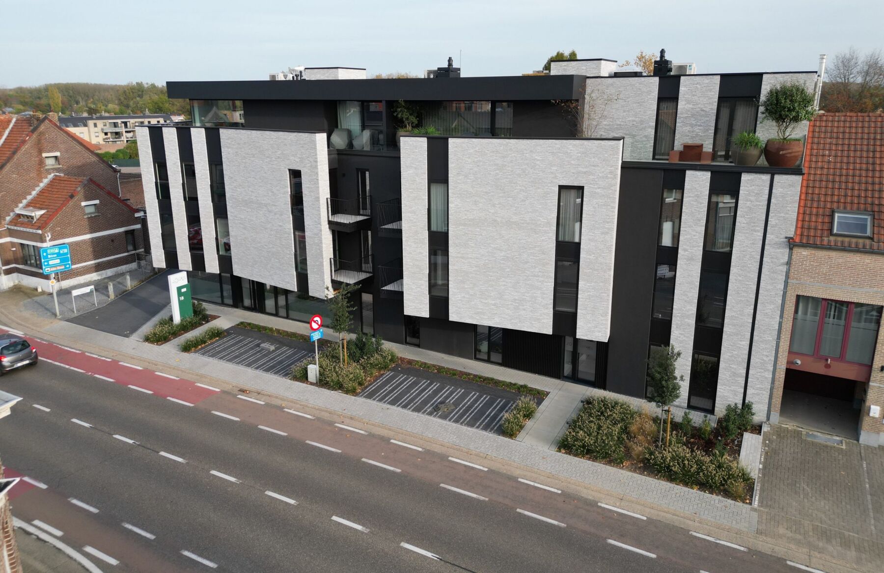 Het gebouw van W-Care aan de Tongersesteenweg in Hoeselt, van bovenaf gezien